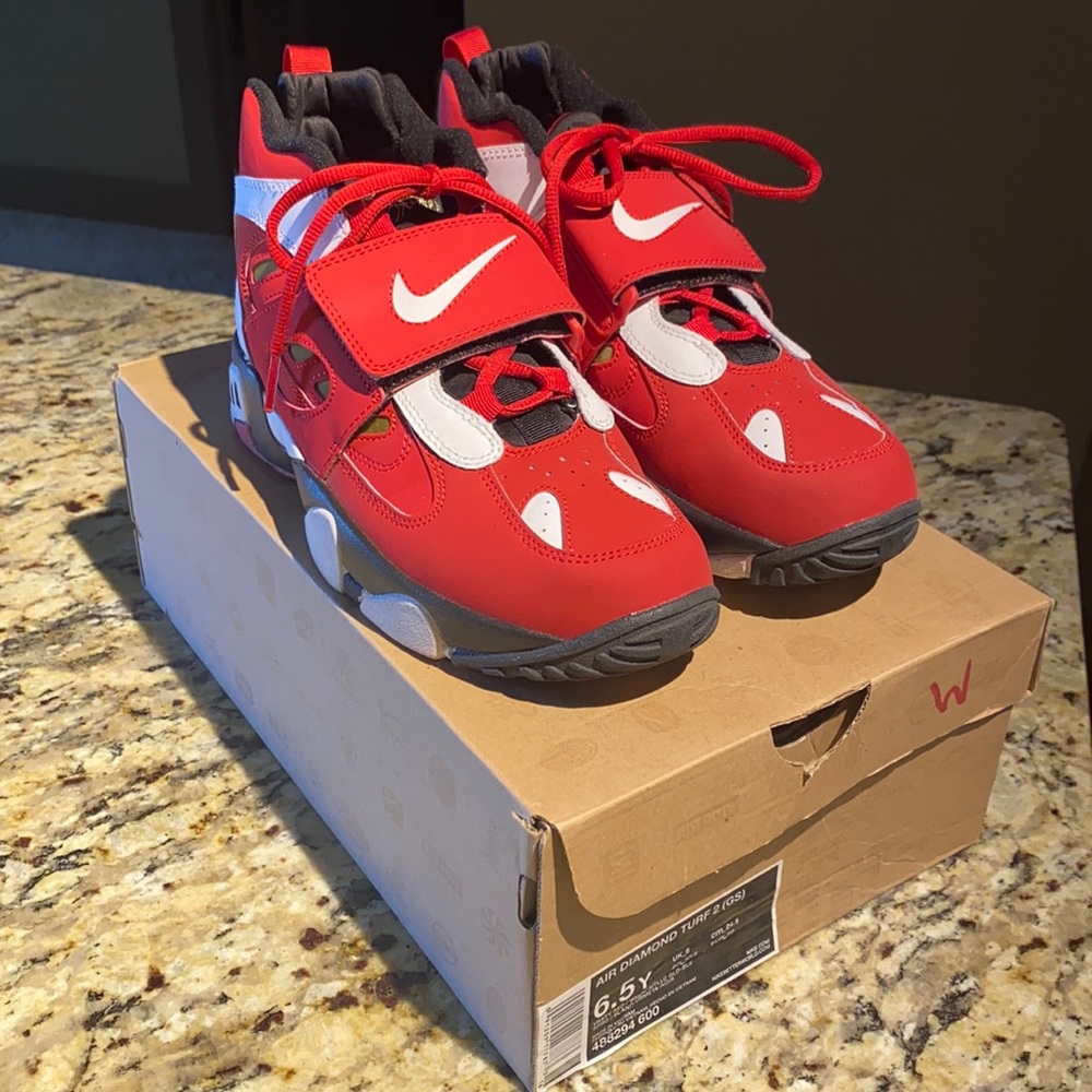 Nike Air Diamond Turf 2 Red/White/Blk - Size 6.5y